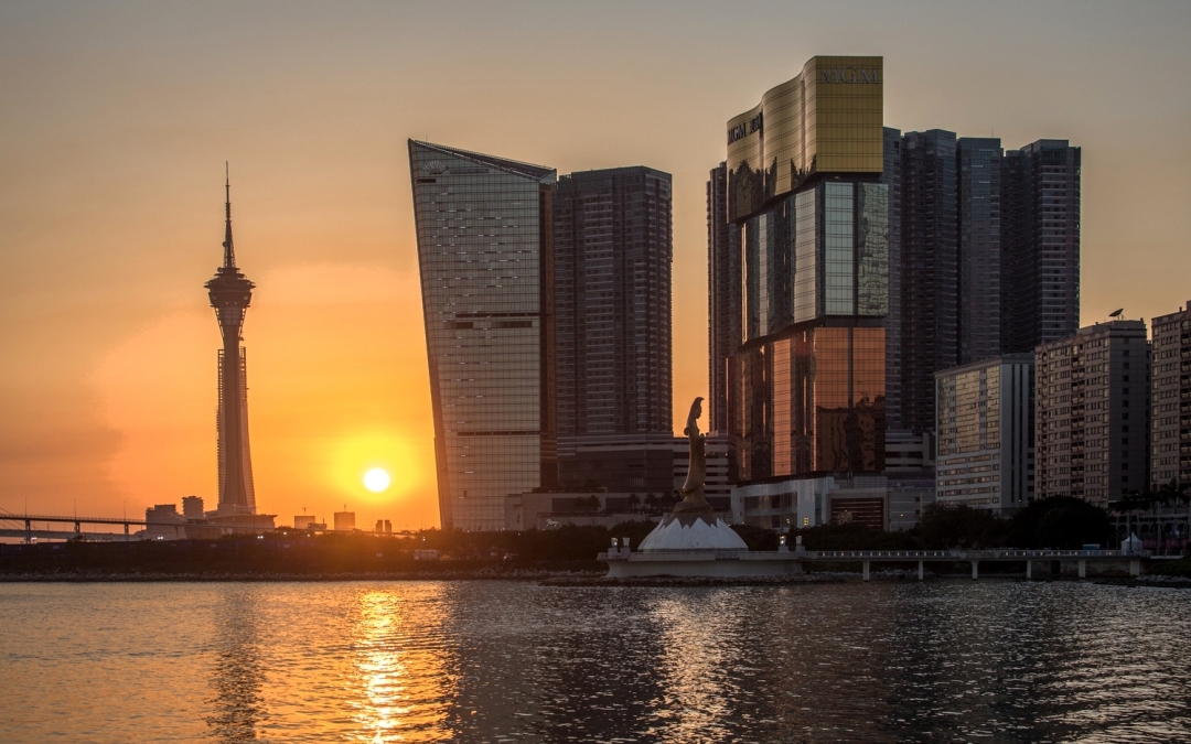 На телебашне есть вращающийся ресторан и станция бейсджампинга