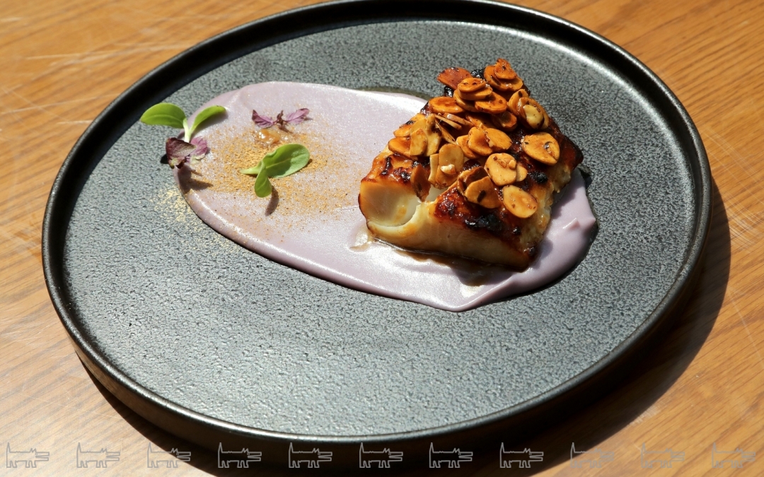 Черная треска с кремом из фиолетового картофеля в ресторане Aji