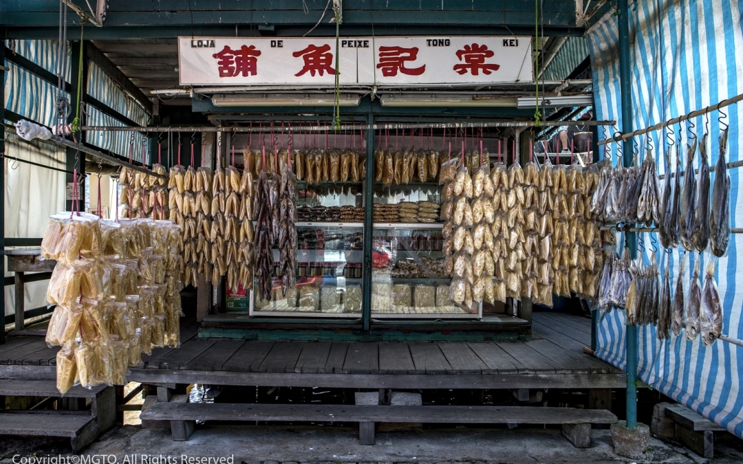 Лавка с сушеной рыбой и морепродуктами на острове Колоан