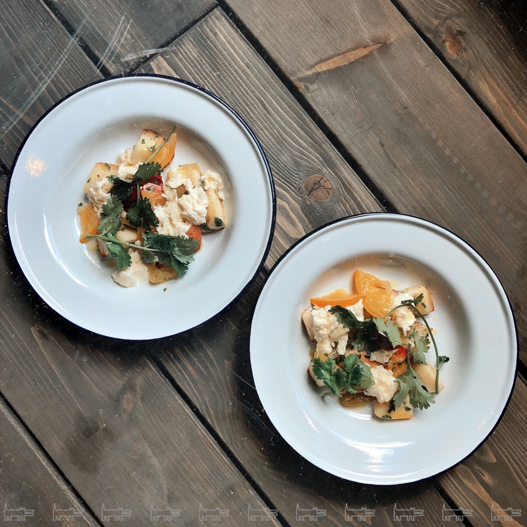 Салат с персиком, соленым лимоном, домашним сыром, кинзой и перцем