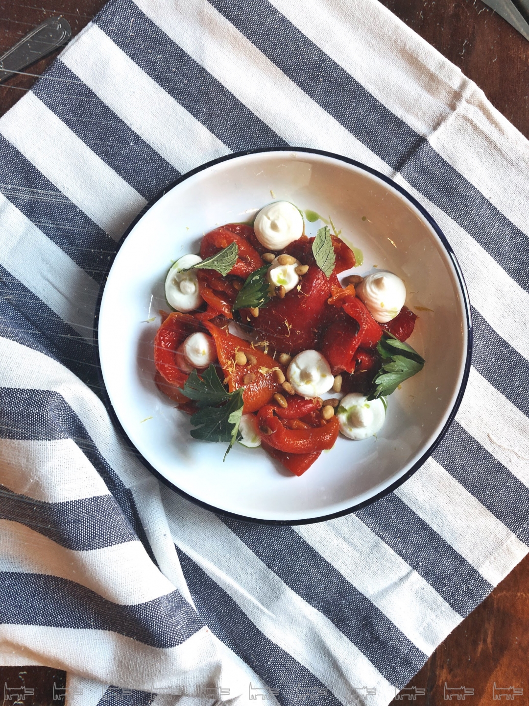 Маринованный жареный перец с козьим сыром и кедровыми орешками