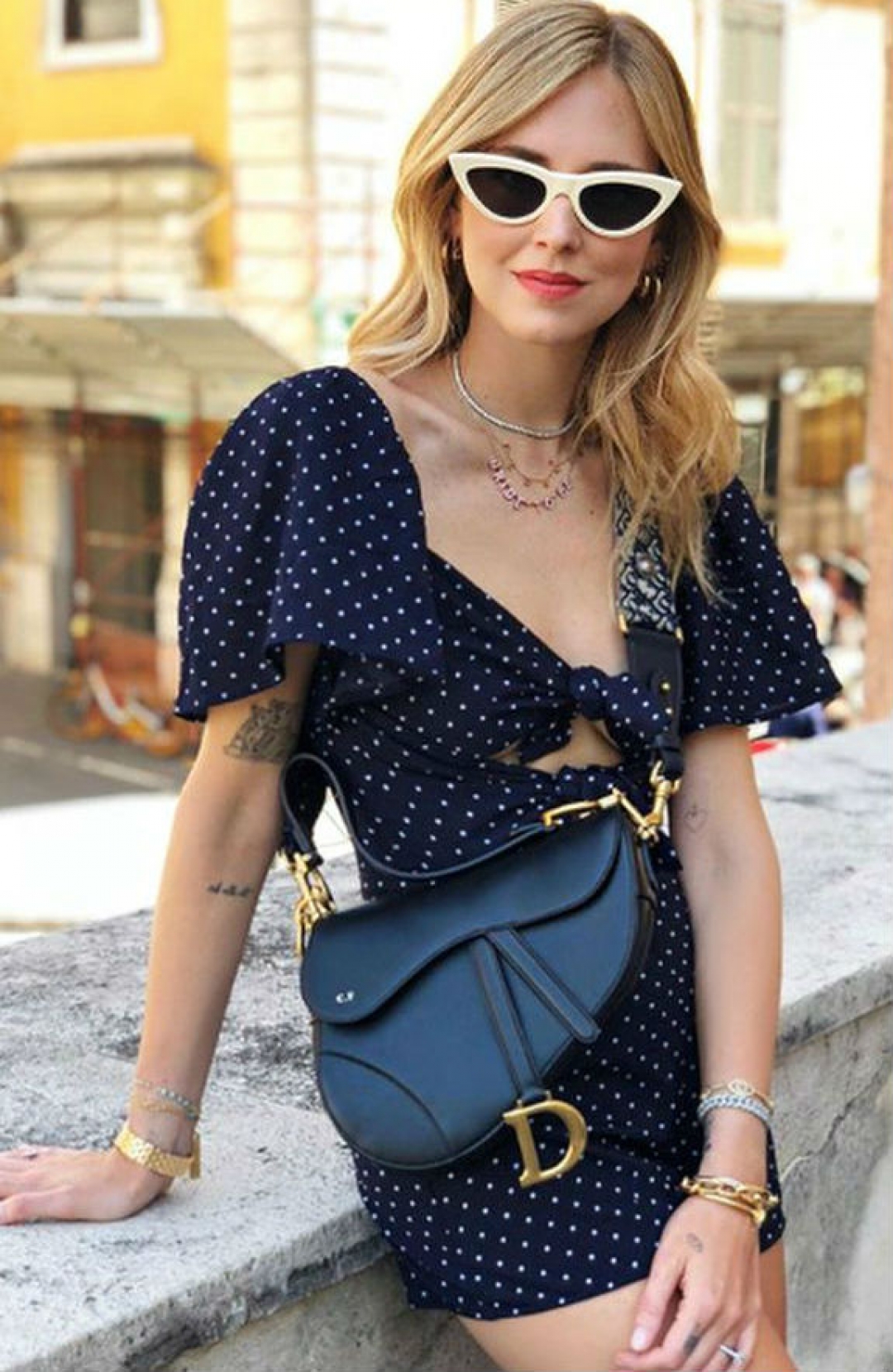 Dior saddle. Диор Сэддл. Сумка Dior Saddle look. Кьяра Ферраньи сумки. Saddle Dior стиль.