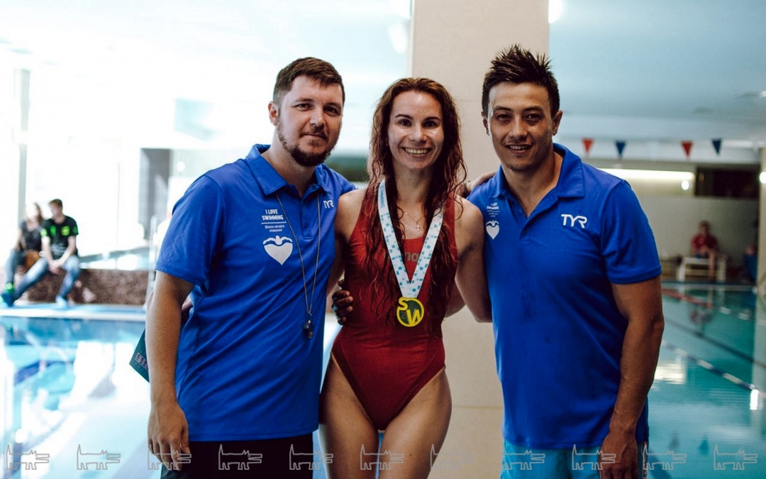 Тренировки проходили и в бассейне в 7 утра, и на озере в +11