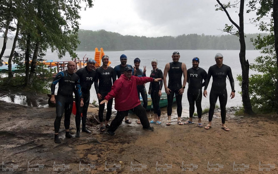 Тренировки проходили и в бассейне в 7 утра, и на озере в +11