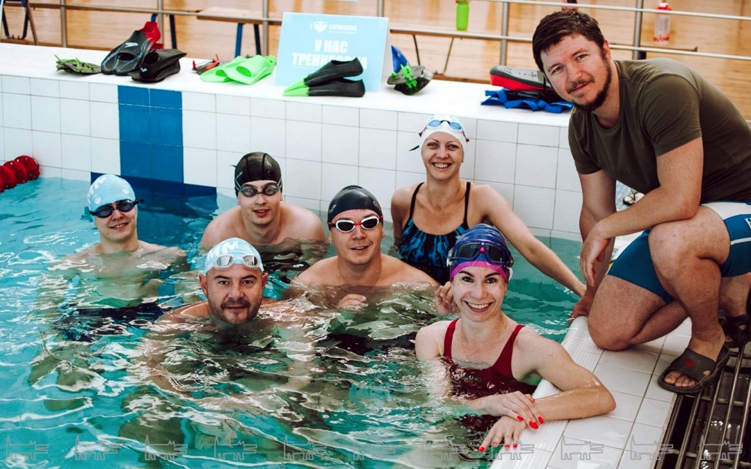 Тренировки проходили и в бассейне в 7 утра, и на озере в +11