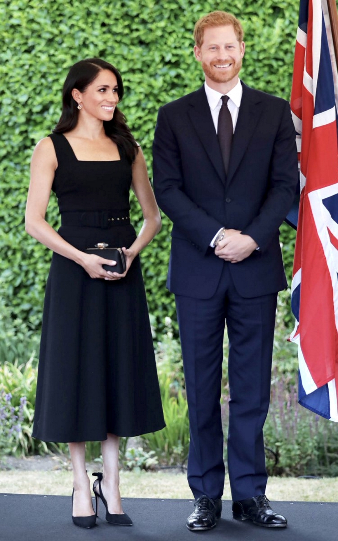 Меган Маркл и принц Гарри в резиденции посла Великобритании в Дублине. На Меган — платье Givenchy