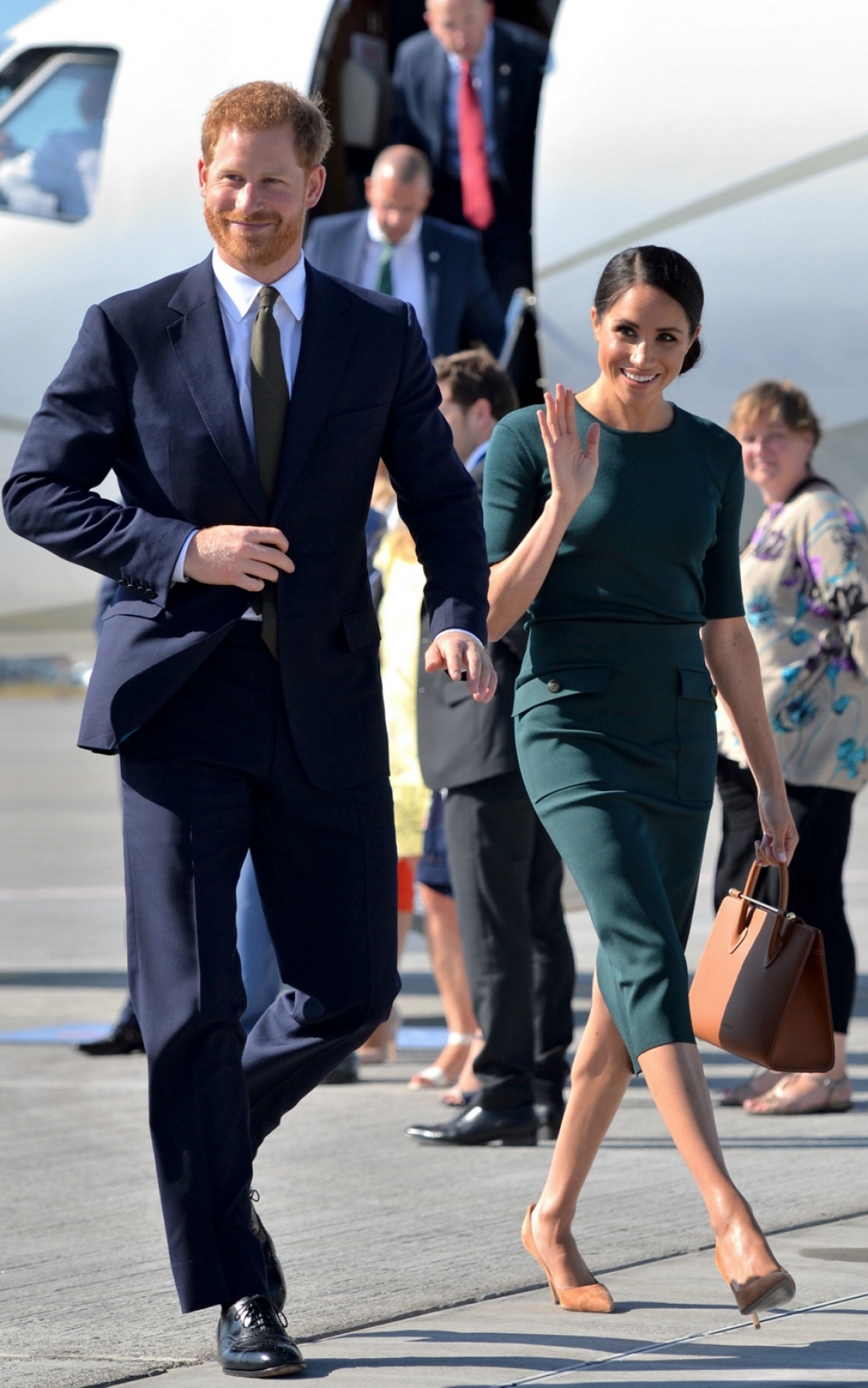 Принц Гарри и Меган Маркл в топе и юбке Givenchy, с сумкой The Strathberry и туфлях Paul Andrew в Дублине