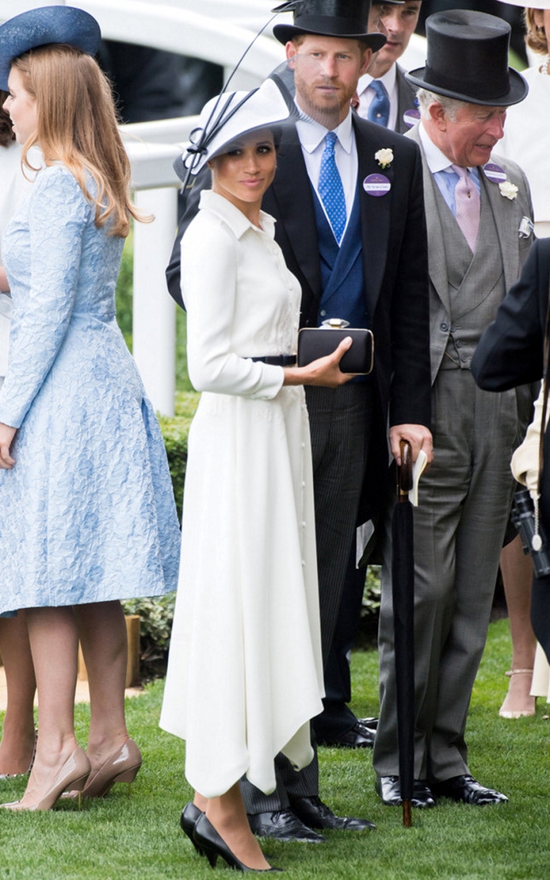 Меган Маркл в платье Givenchy и шляпе Philip Treacy и принц Гарри на открытии королевских скачек в Аскоте