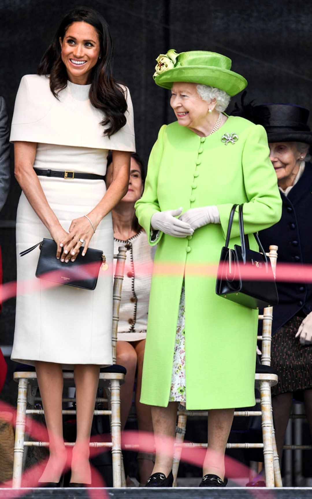 Меган Маркл и Елизавета II в графстве Чешир. На Меган — платье Givenchy