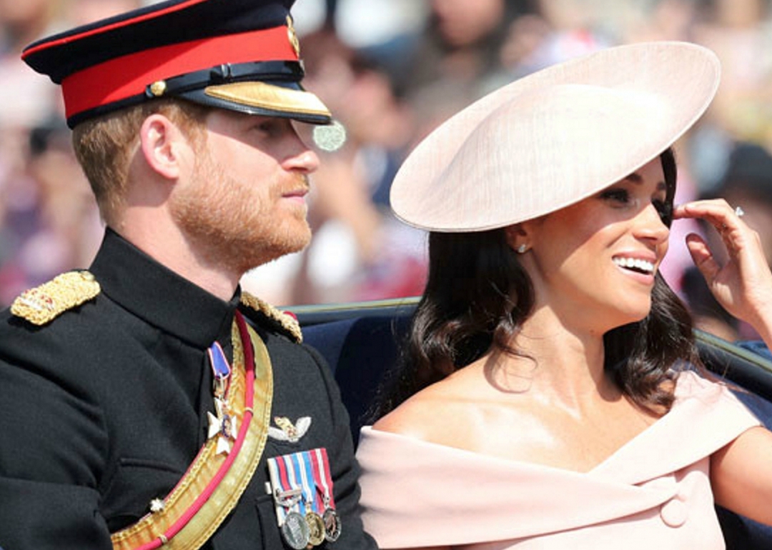 Принц Гарри и Меган Маркл в платье Carolina Herrera на параде Trooping the Colour в Лондоне