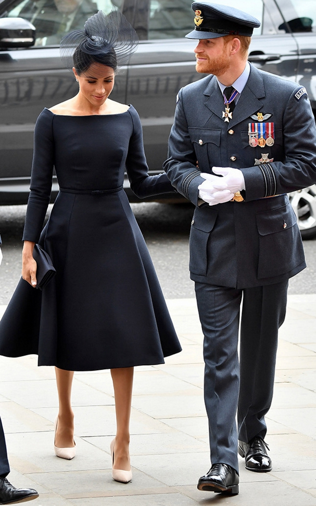 Меган Маркл в платье Dior и шляпе Stephen Jones