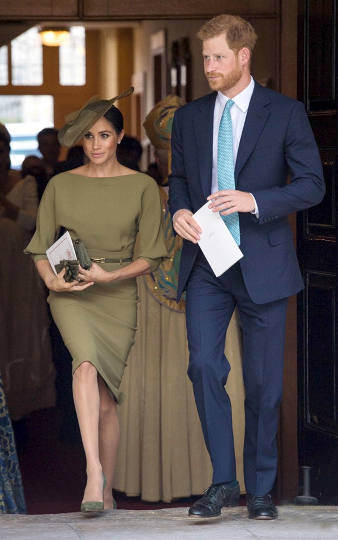 Меган Маркл в платье Ralph Lauren и шляпе Stephen Jones и принц Гарри на крестинах принца Луи