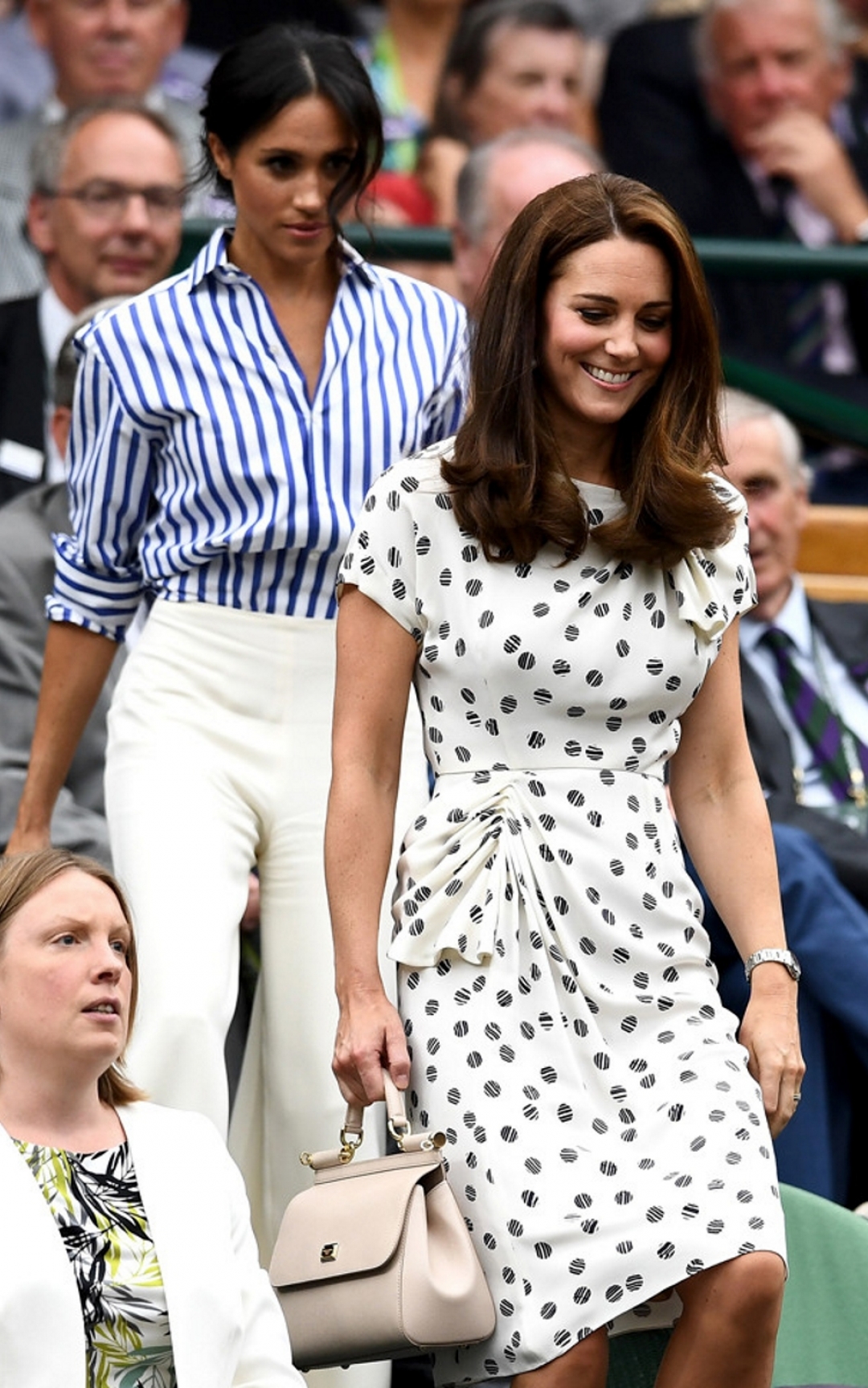 Меган Маркл в рубашке и брюках Ralph Lauren и Кейт Миддлтон в платье Jenny Packham и с сумкой Dolce & Gabbana на Уимблдоне в Лондоне