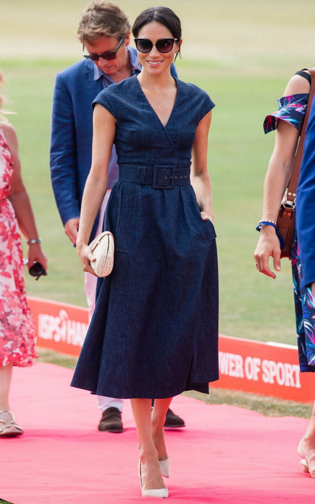 Меган Маркл в платье Carolina Herrera и с клатчем J.Crew на матче по поло в Беркшире