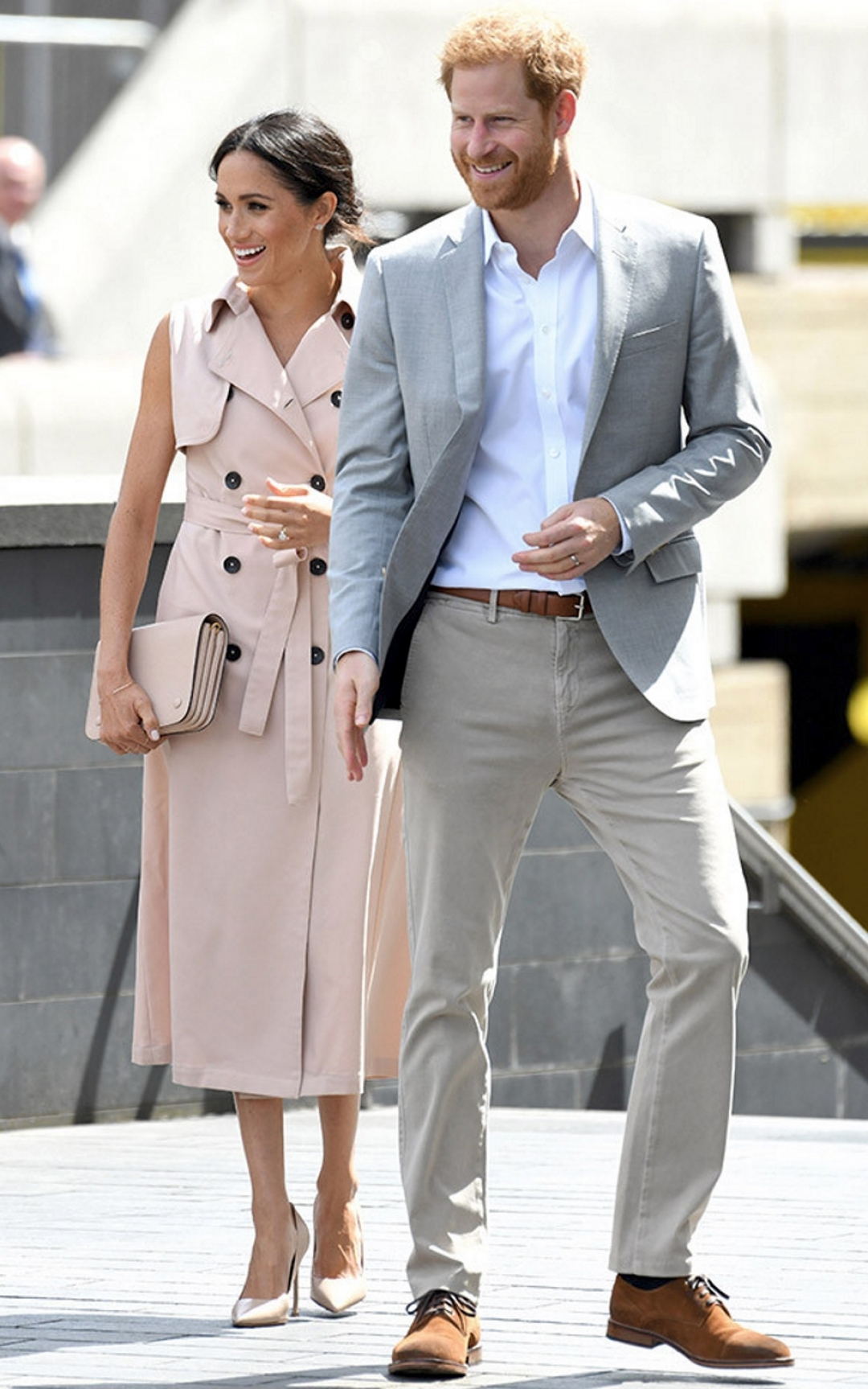 Меган Маркл и принц Гарри в Лондоне. На Меган — платье Nonie, туфли Dior и сумка Mulberry