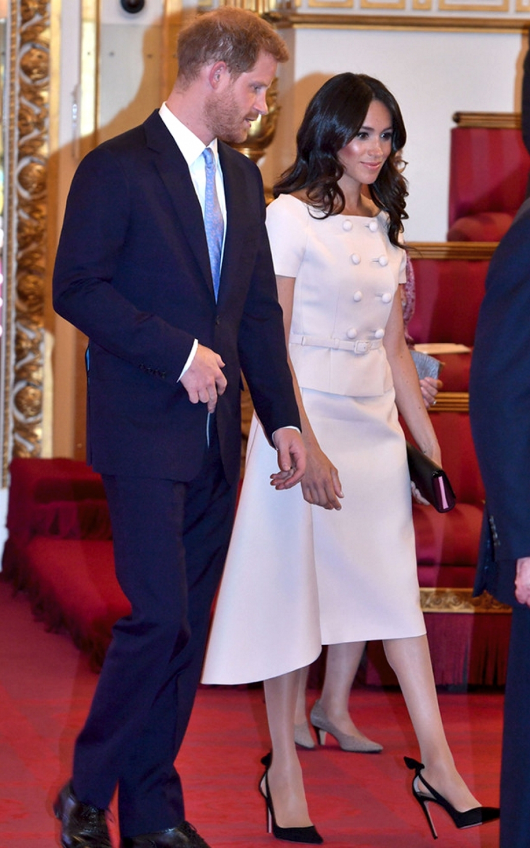 Принц Гарри и Меган Маркл в платье Prada на церемонии Queen's Young Leader Award в Букингемском дворце