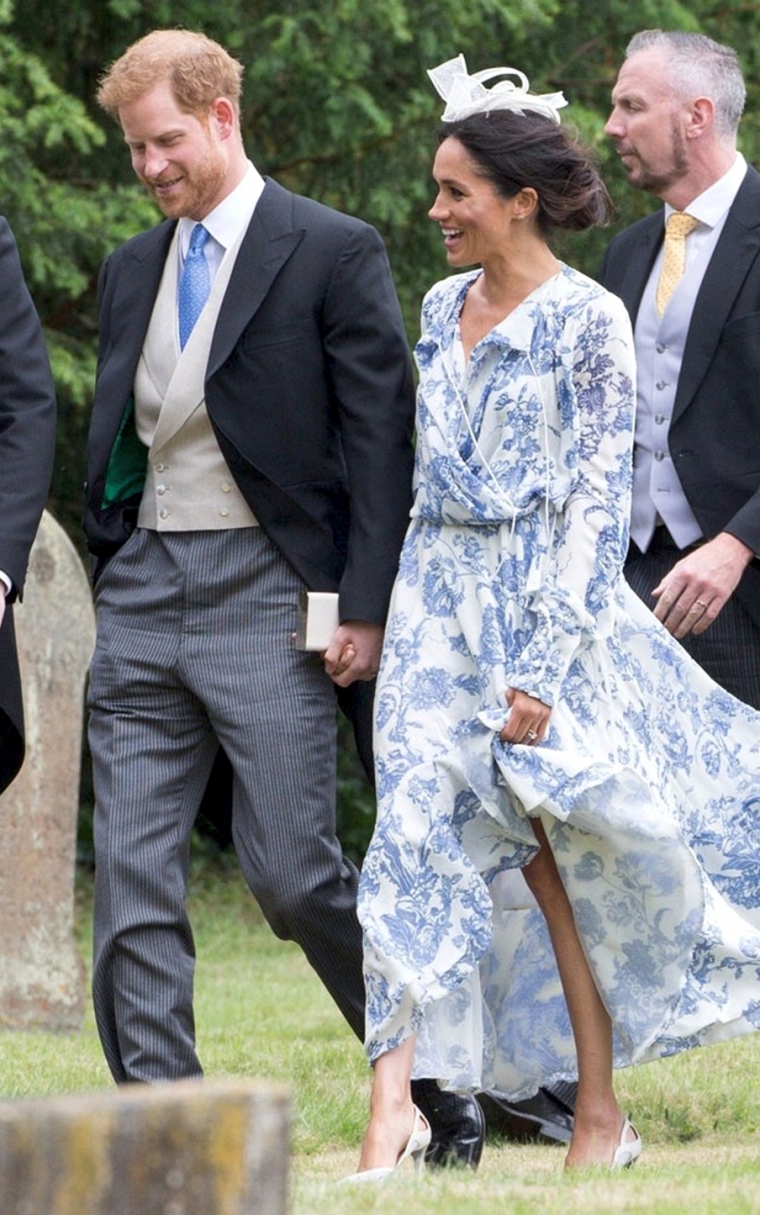 Принц Гарри и Меган Маркл в платье Oscar de la Renta и туфлях Aquazzura на свадьбе Селии Маккоркодейл в Линкольншире