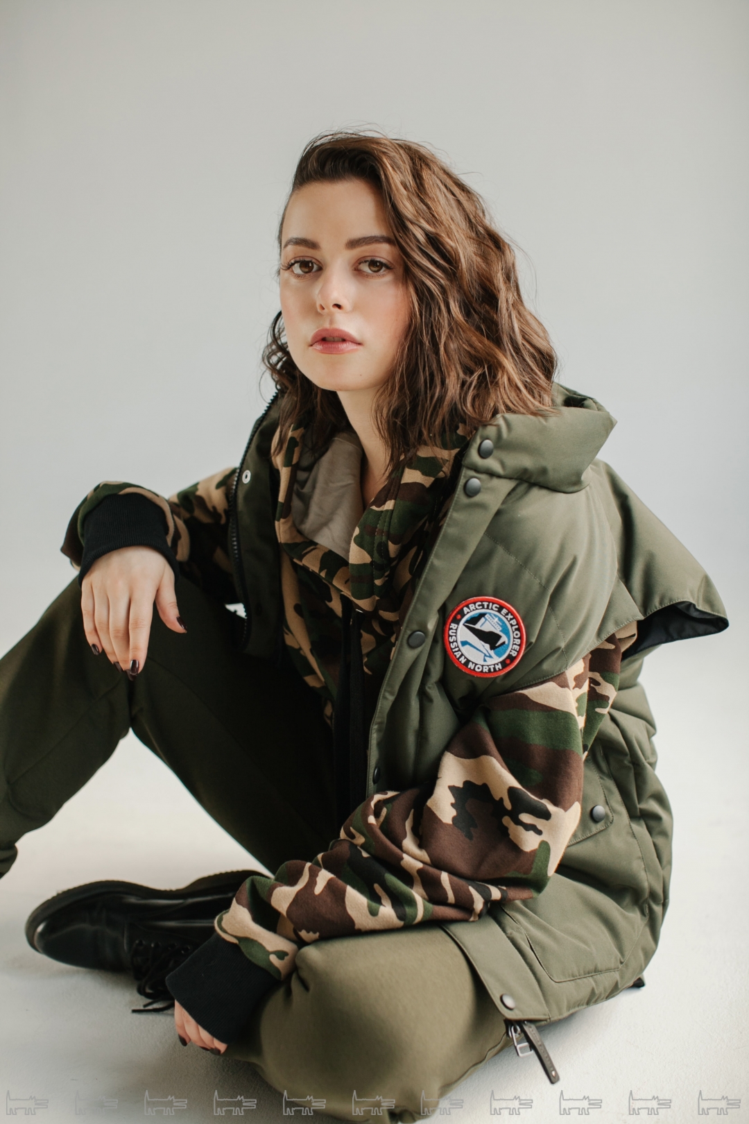 На Даше Вишневской: толстовка Dress Up Hero, жилет и спортивные брюки Arctic Explorer