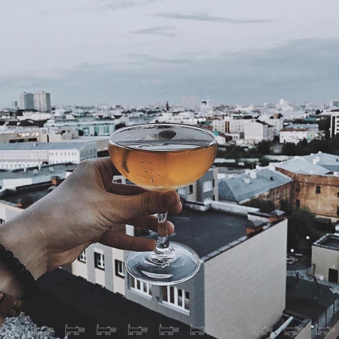 Roof Bar – авторские коктейли, несколько видов стейков и панорамный вид на Волгу и центр Казани Ул. Саид Галеева, 6 Фото: @sorvette