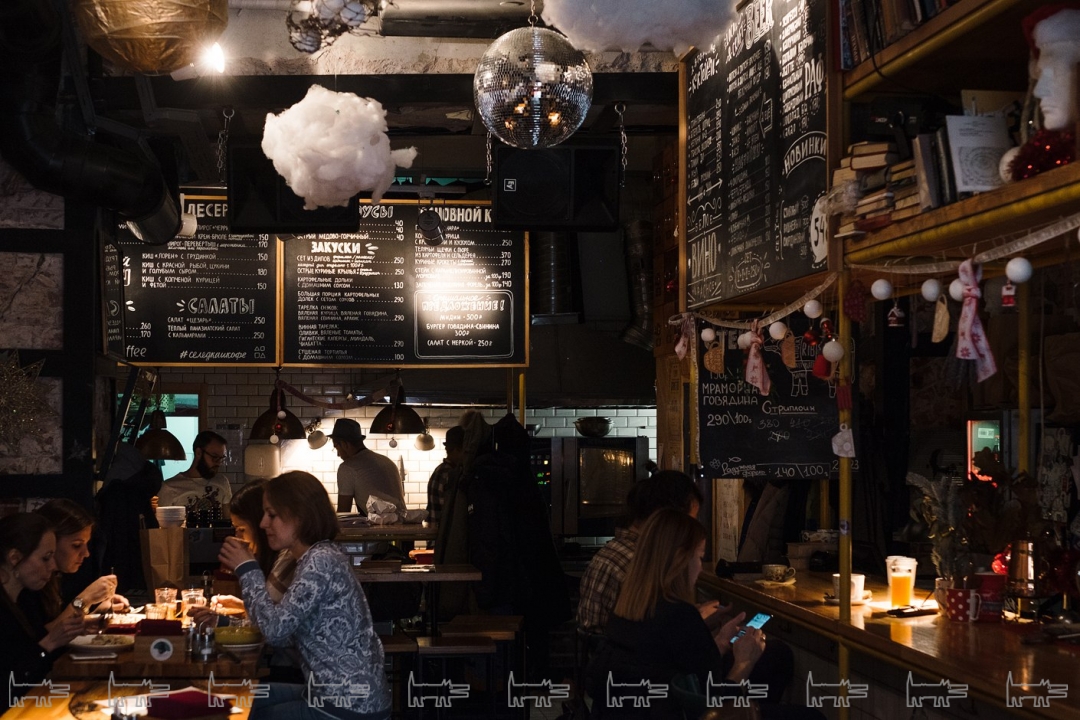 «Селедка и кофе» – ребята варят отличный кофе, готовят завтраки и мешают коктейли, а еще продают дождевики, футболки, значки и пледы с фирменным