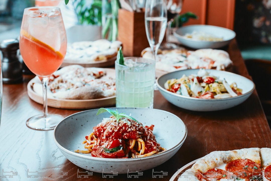 Спагетти с томатами и страчателлой