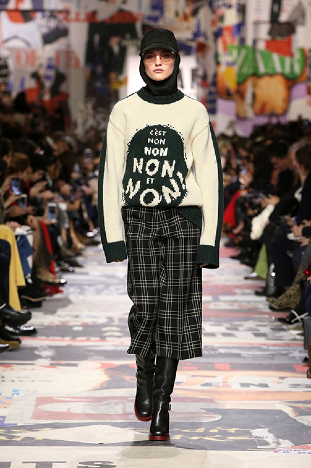 Джемпер — 140 000 рублей, брюки — 77 000 рублей