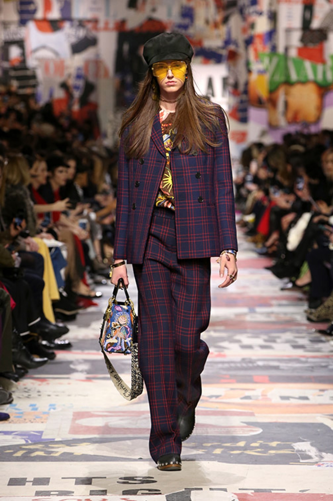 Жакет — 225 000 рублей, брюки — 92 000 рублей, кепи — 72 000 рублей