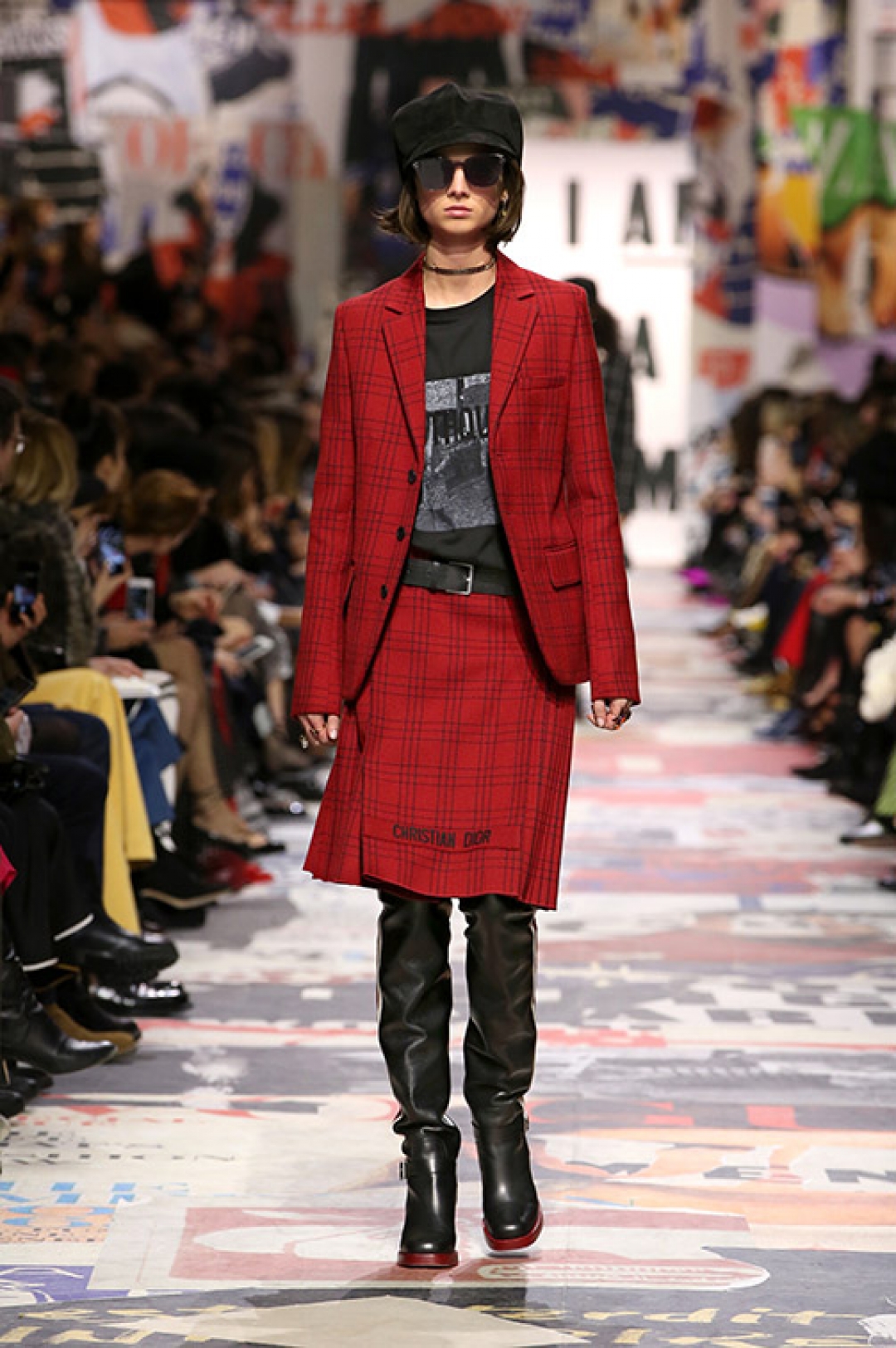 Жакет — 225 000 рублей, футболка — 45 000 рублей, юбка — 215 000 рублей