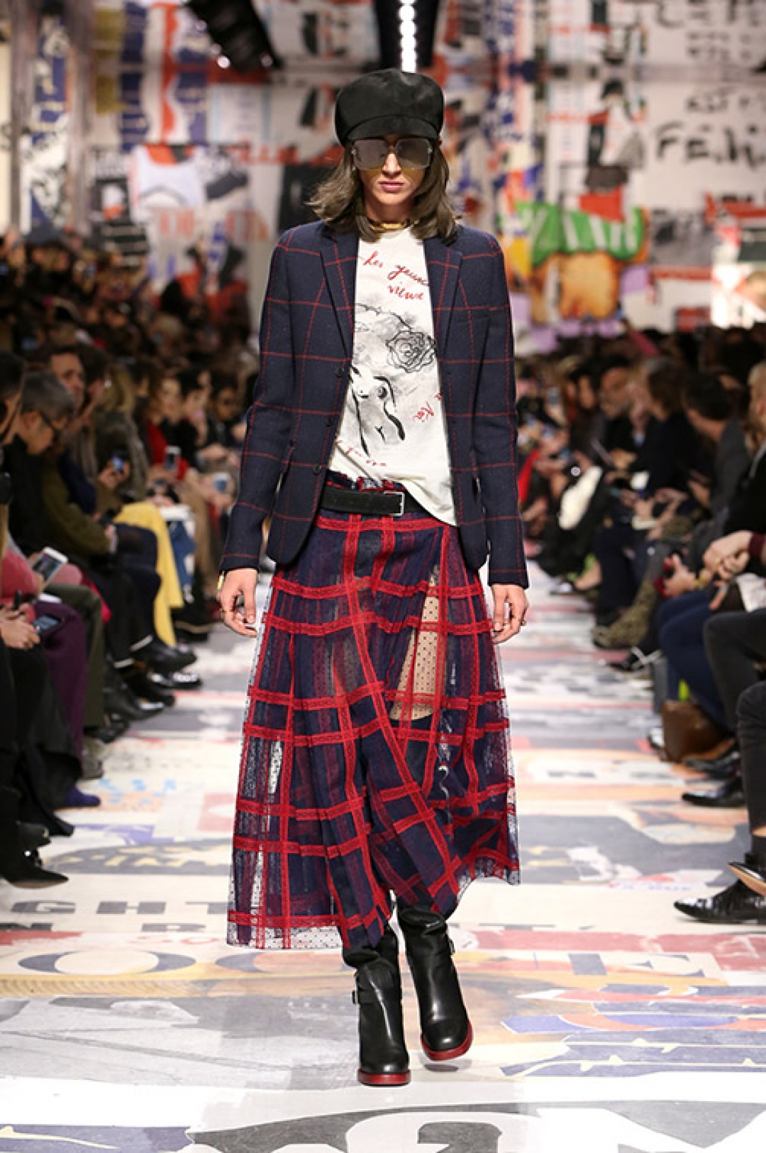 Жакет — 225 000 рублей, футболка — 45 000 рублей, юбка — 500 000 рублей