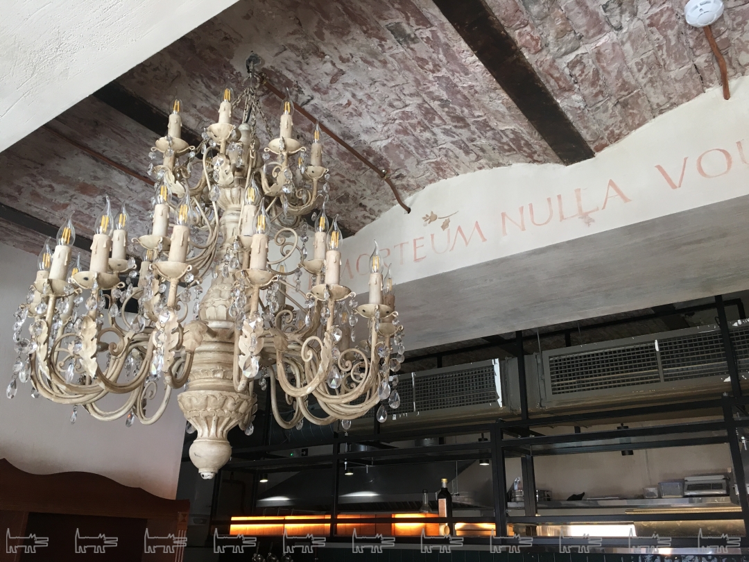 Надпись над открытой кухней гласит: «Edite, bibite, post mortem nulla voluptas» («Ешьте, пейте — после смерти нет наслаждений»).