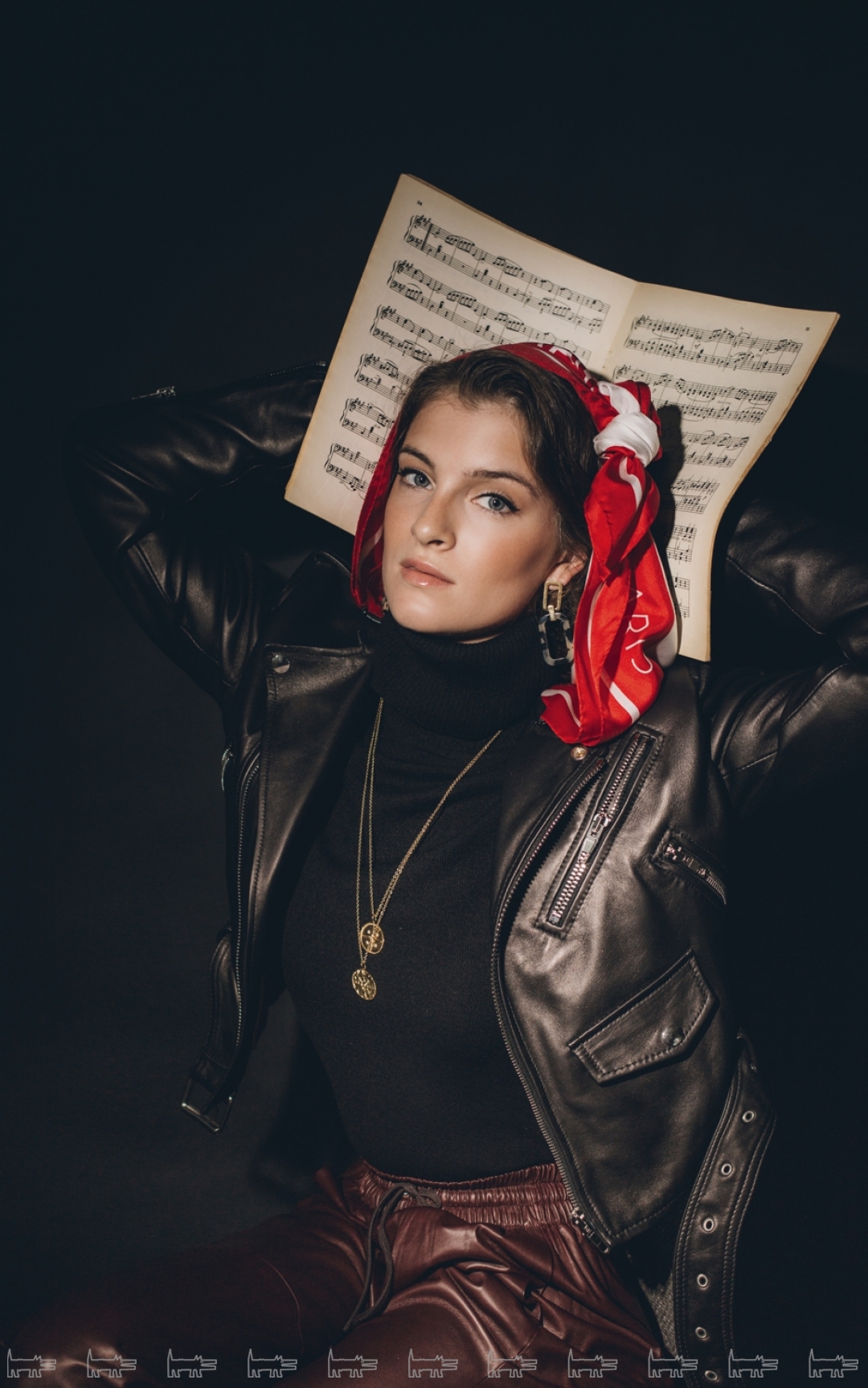 Куртка и платок Balenciaga, водолазка и брюки Givenchy, кулоны и серьги Copine (все — ДЛТ)