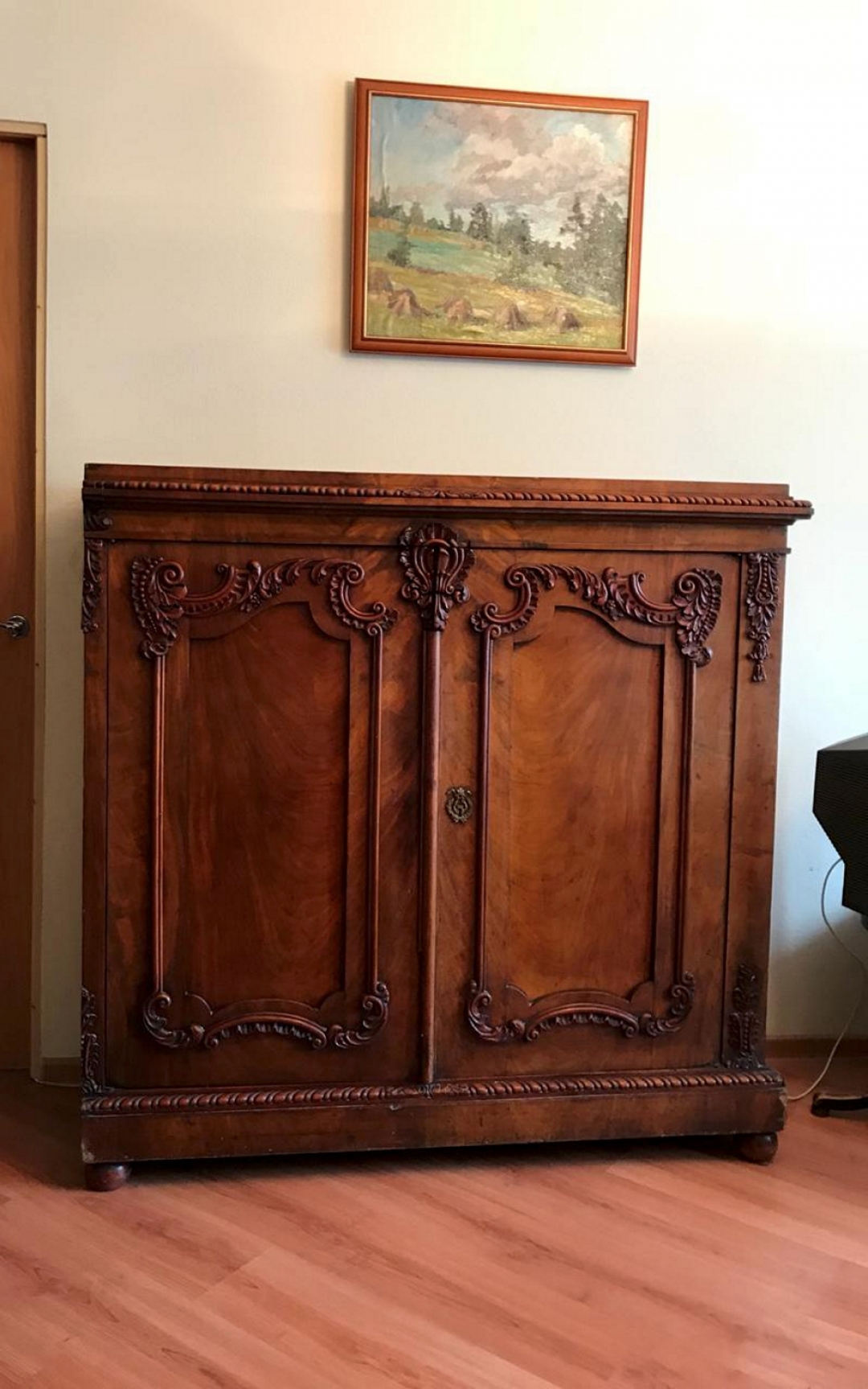 Широкий комод был разделен на две части — в качестве приданого для каждой из племянниц Игоря Стравинского