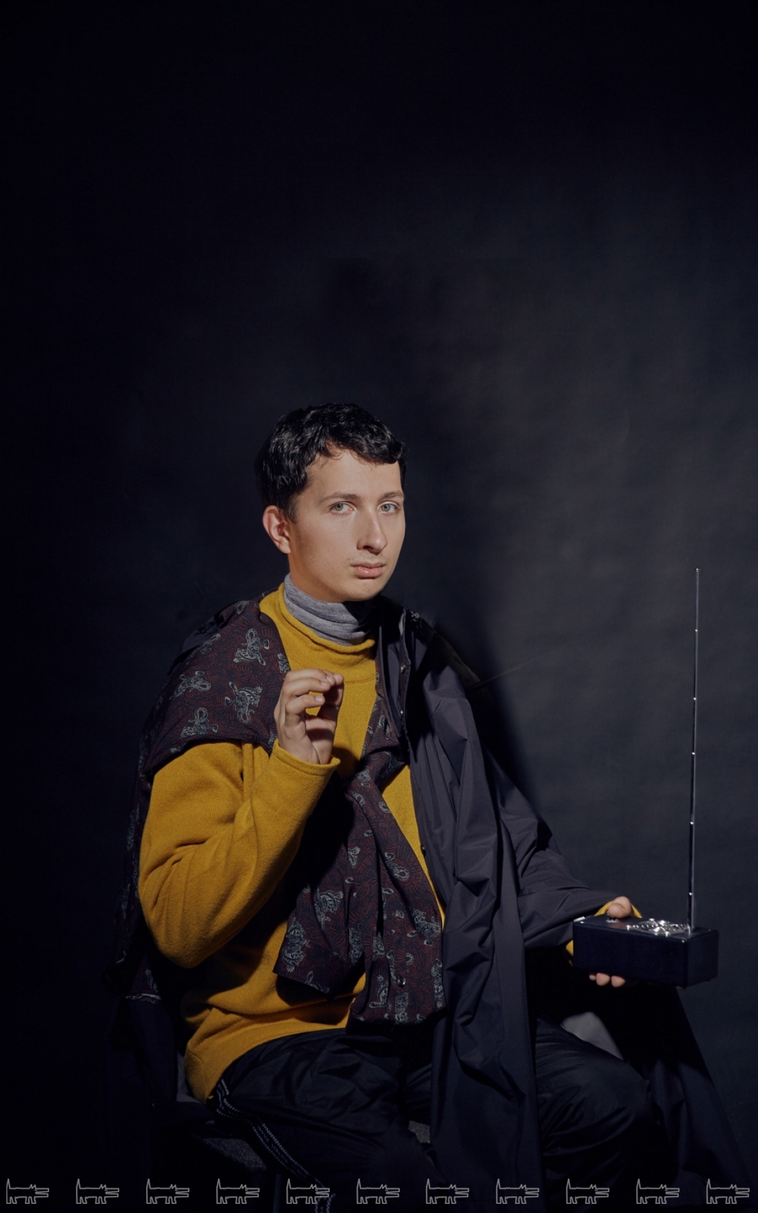 Пуловер Stone Island, пуловер Cruciani, рубашка Just Cavalli, плащ Moncler, штаны Versace (все — ДЛТ)