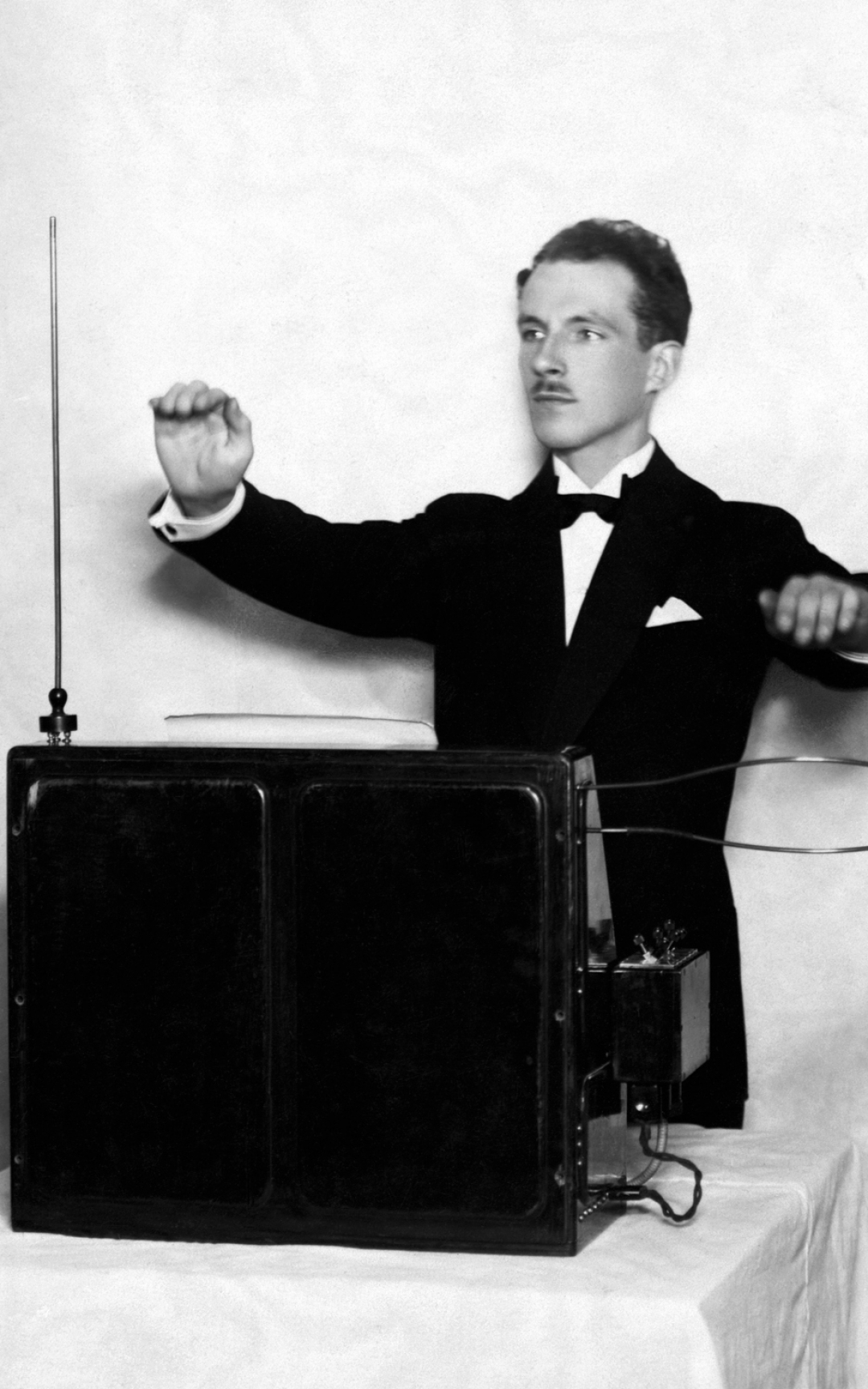 Лев Термен играет на терменвоксе. 1920-е годы