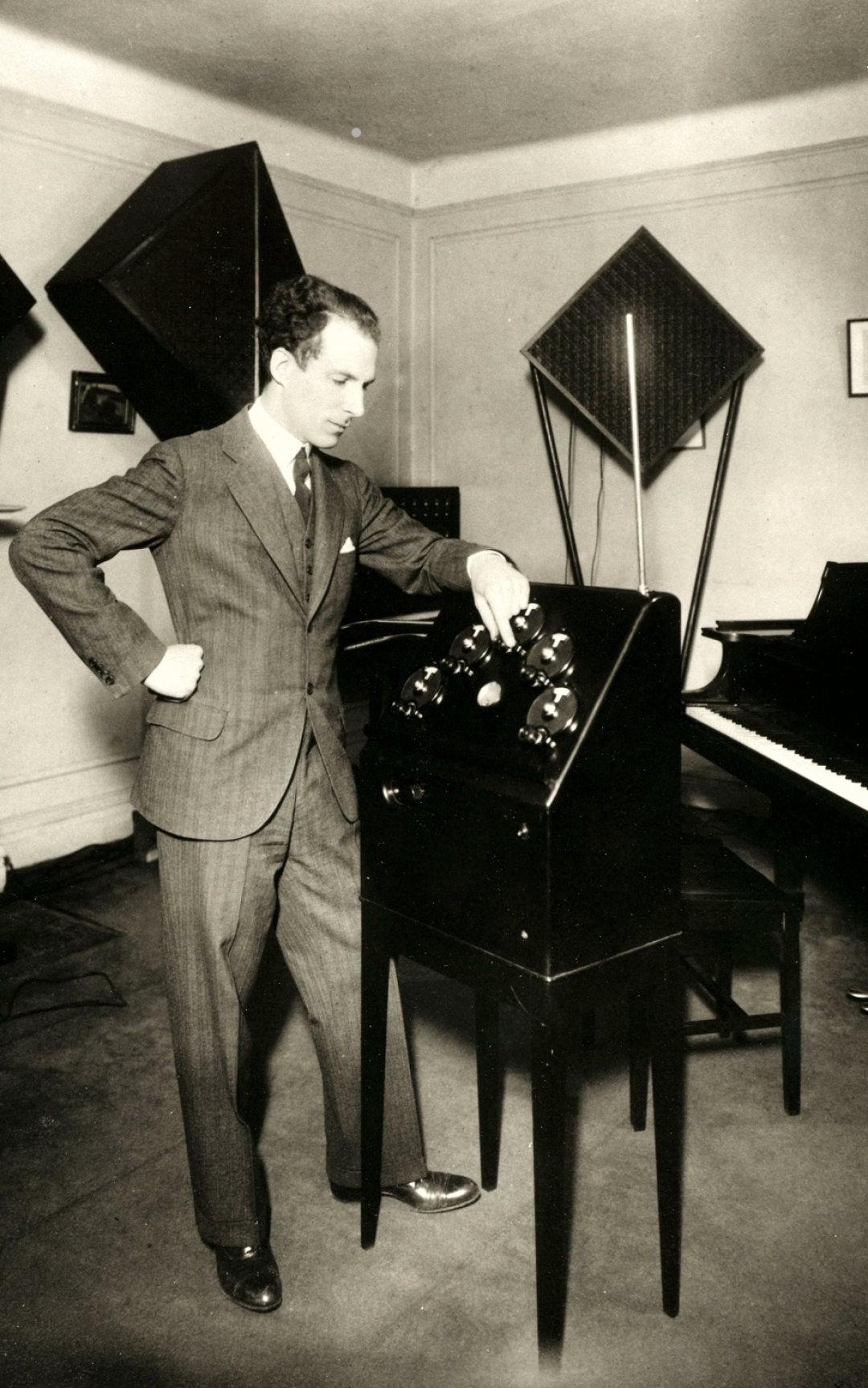 Лев Термен в нью-йоркском офисе своей корпорации у редкой модели терменвокса с динамиками. 1930-е годы