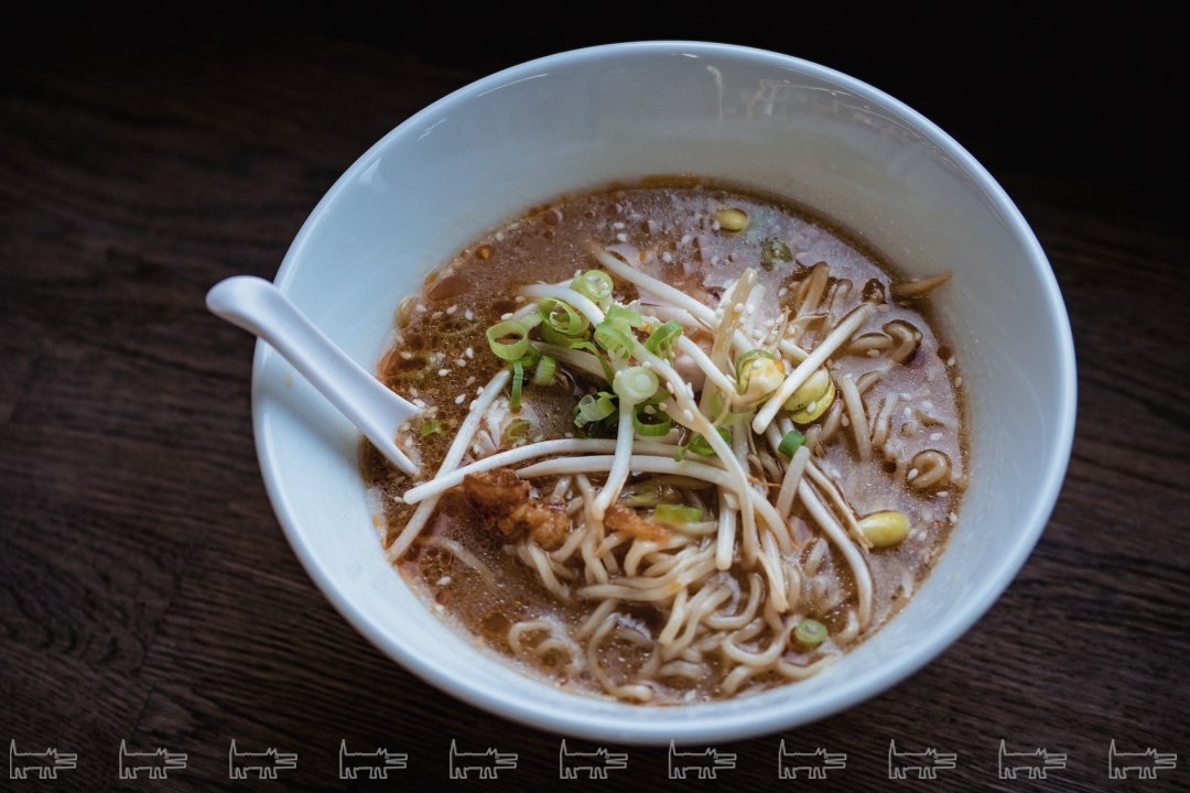 Мисо рамен с курицей, ростками сои и маринованными побегами бамбука