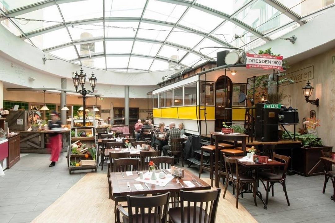 DRESDEN 1900 Традиционная саксонская кухня в концептуальном ресторане-музее, стилизованном под трамвайное депо. Официанты наряжены кондукторами, а в