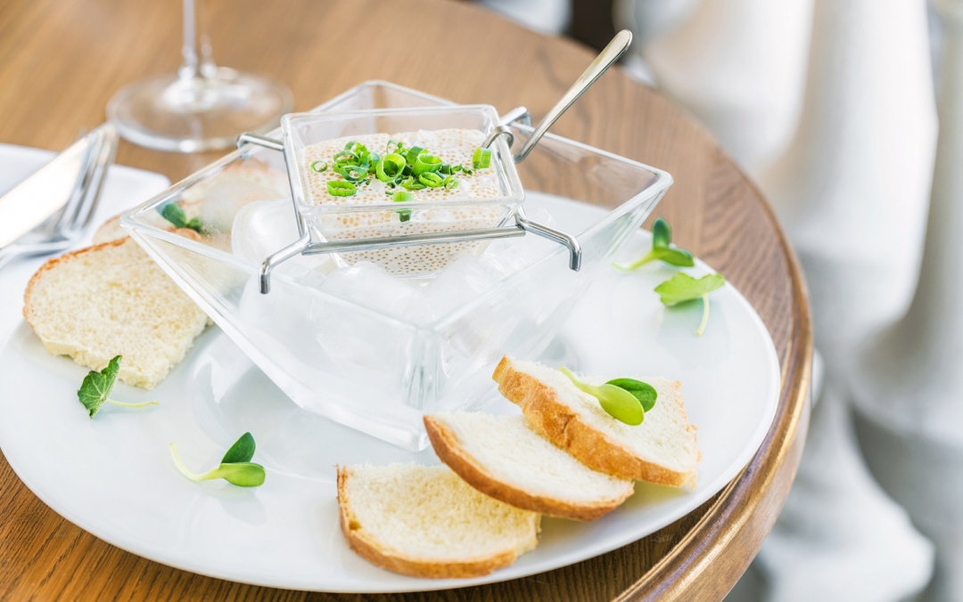 Wine Room, щучья икра с ялтинским луком и гренками