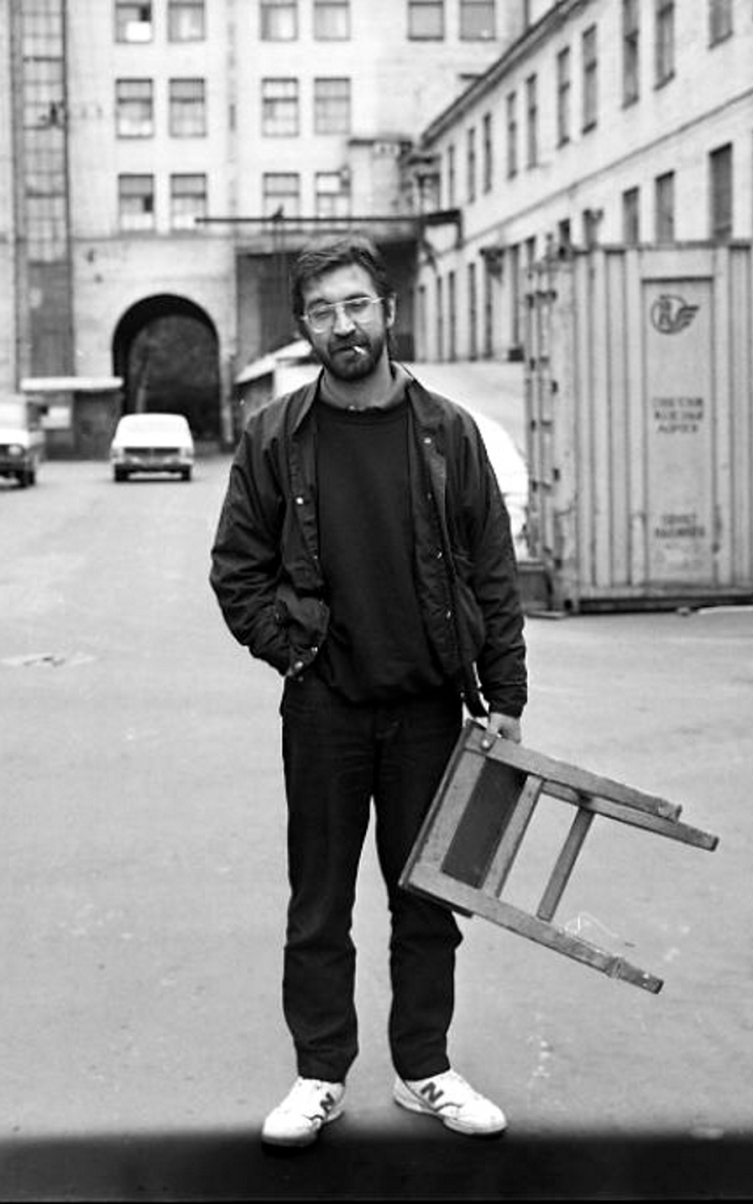 Юрий Шевчук во дворе Ленфильма, 1991 год