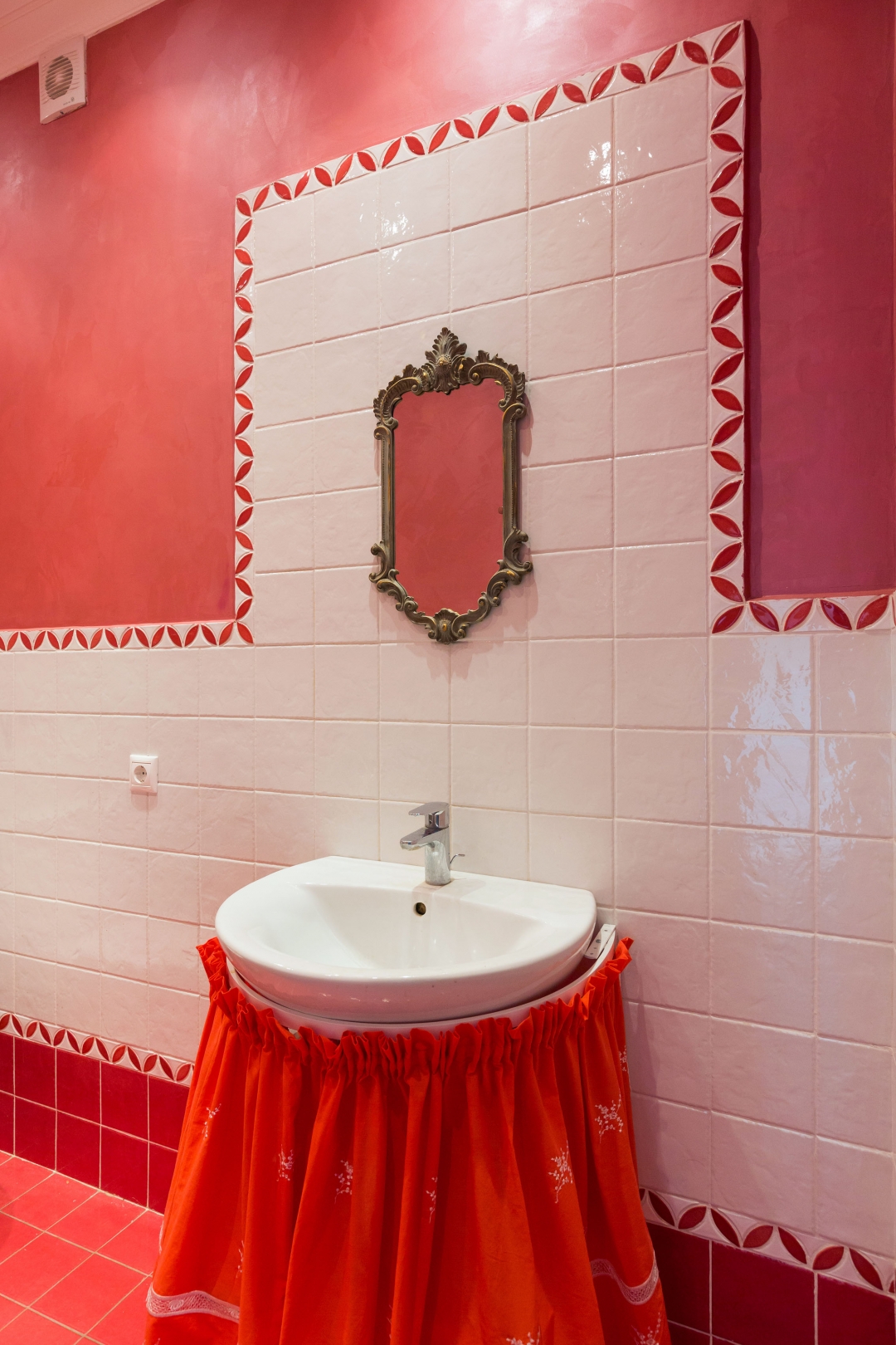 Чтобы выделить стены, мы решили использовать декоративное покрытие «Шелк» насыщенного малинового цвета. Этот сложный, природный цвет воспроизвели