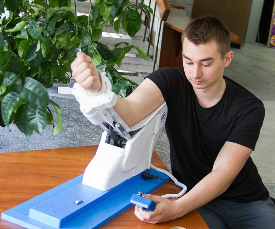 Реабилитационный комплекс ExoArm. Фото: Денис Медведев