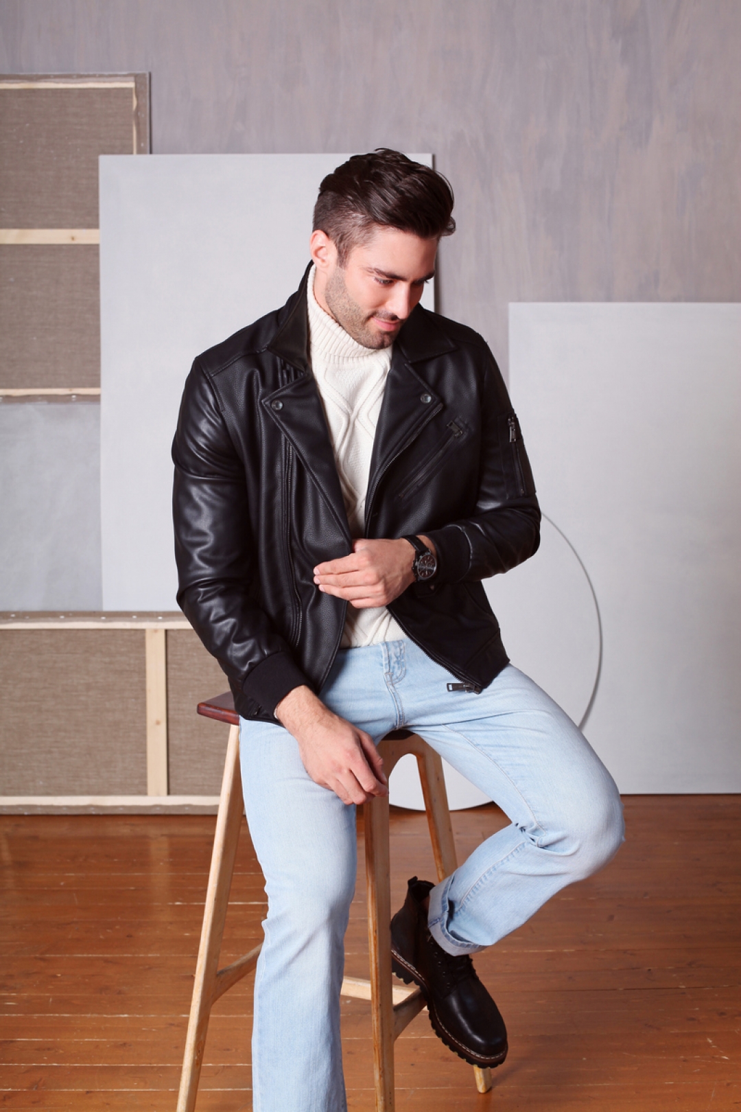 Свитер Maerz 22 000 руб., куртка Guess 15 500 руб., джинсы Montana 5 500 руб.