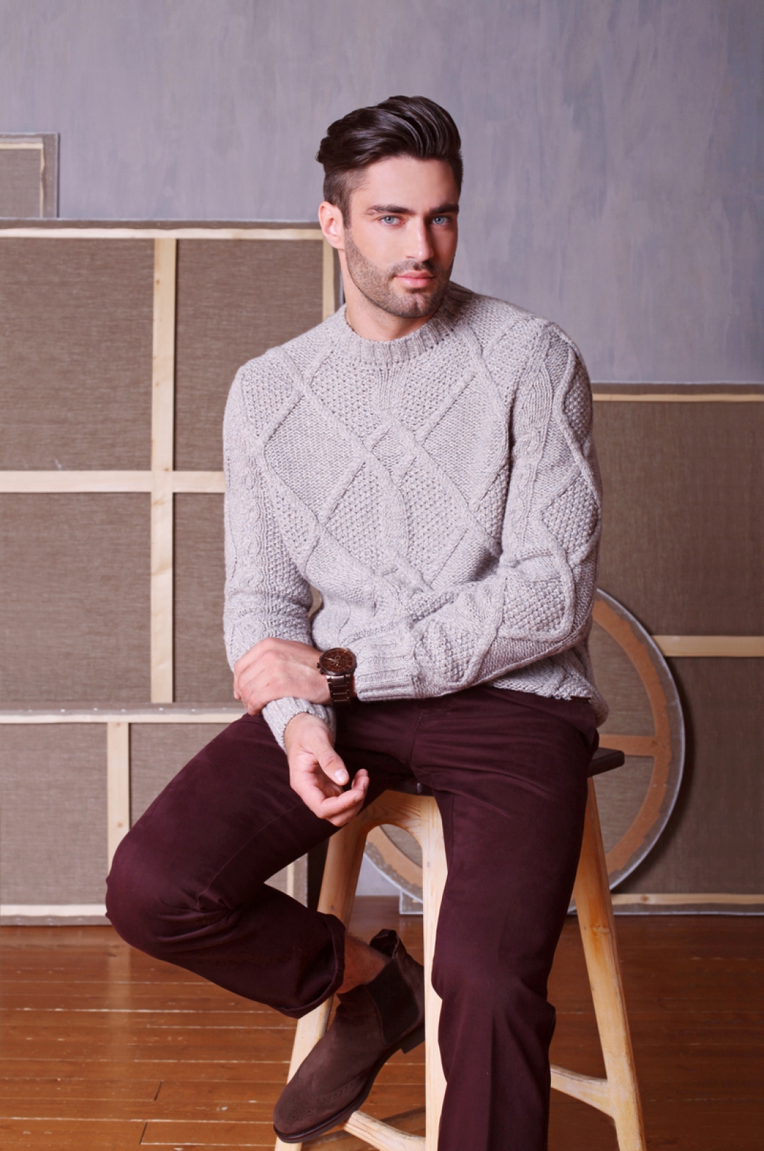 Джемпер Maerz 22 000 руб., брюки Brax 10 000 руб.