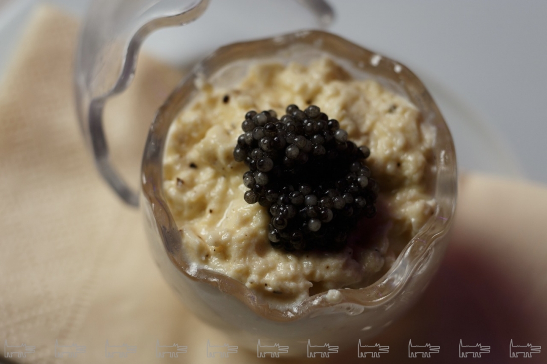 Яйцо Фаберже с черной икрой