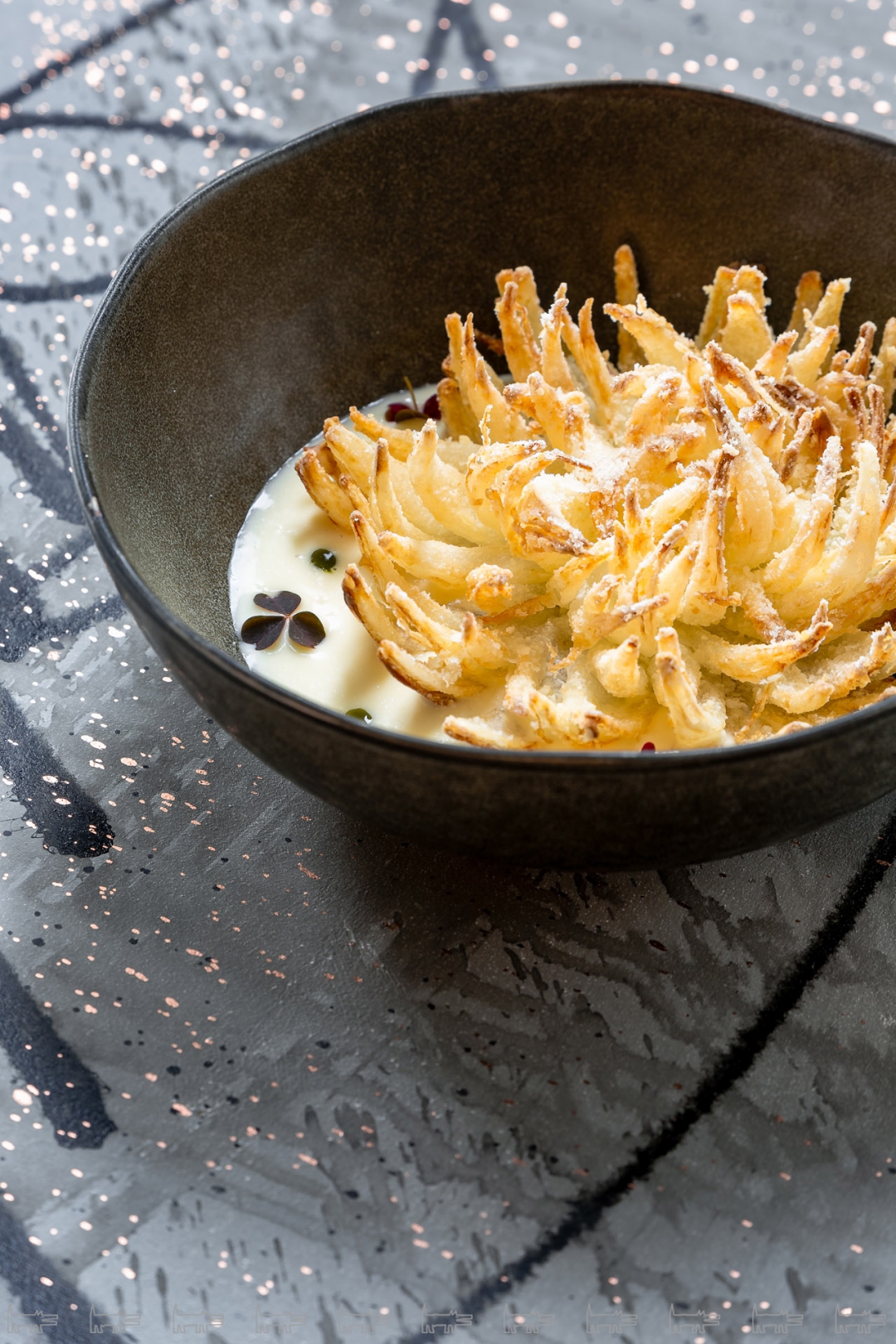 Раскрытая луковица и пармезановый крем