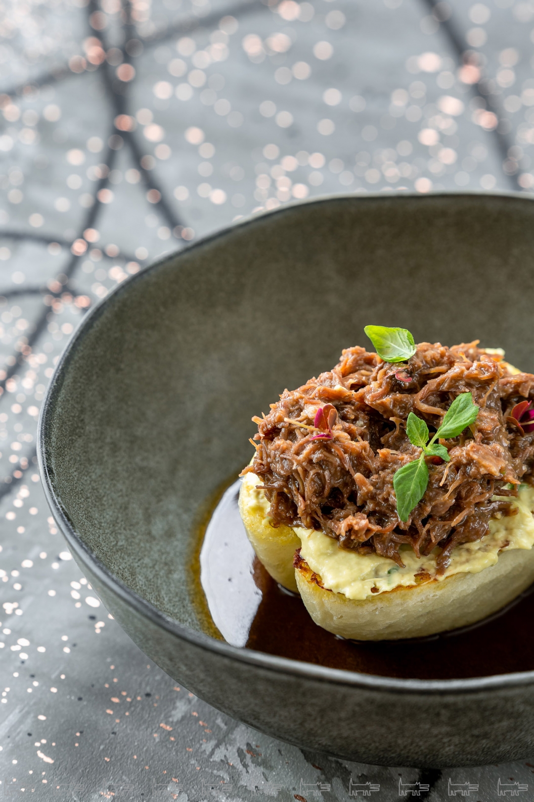 Булочка бао с говяжьей щекой и гуакомоле