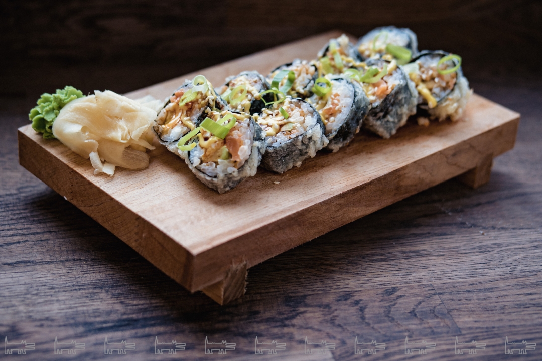 Темпура, острый лосось, авокадо, манго майо