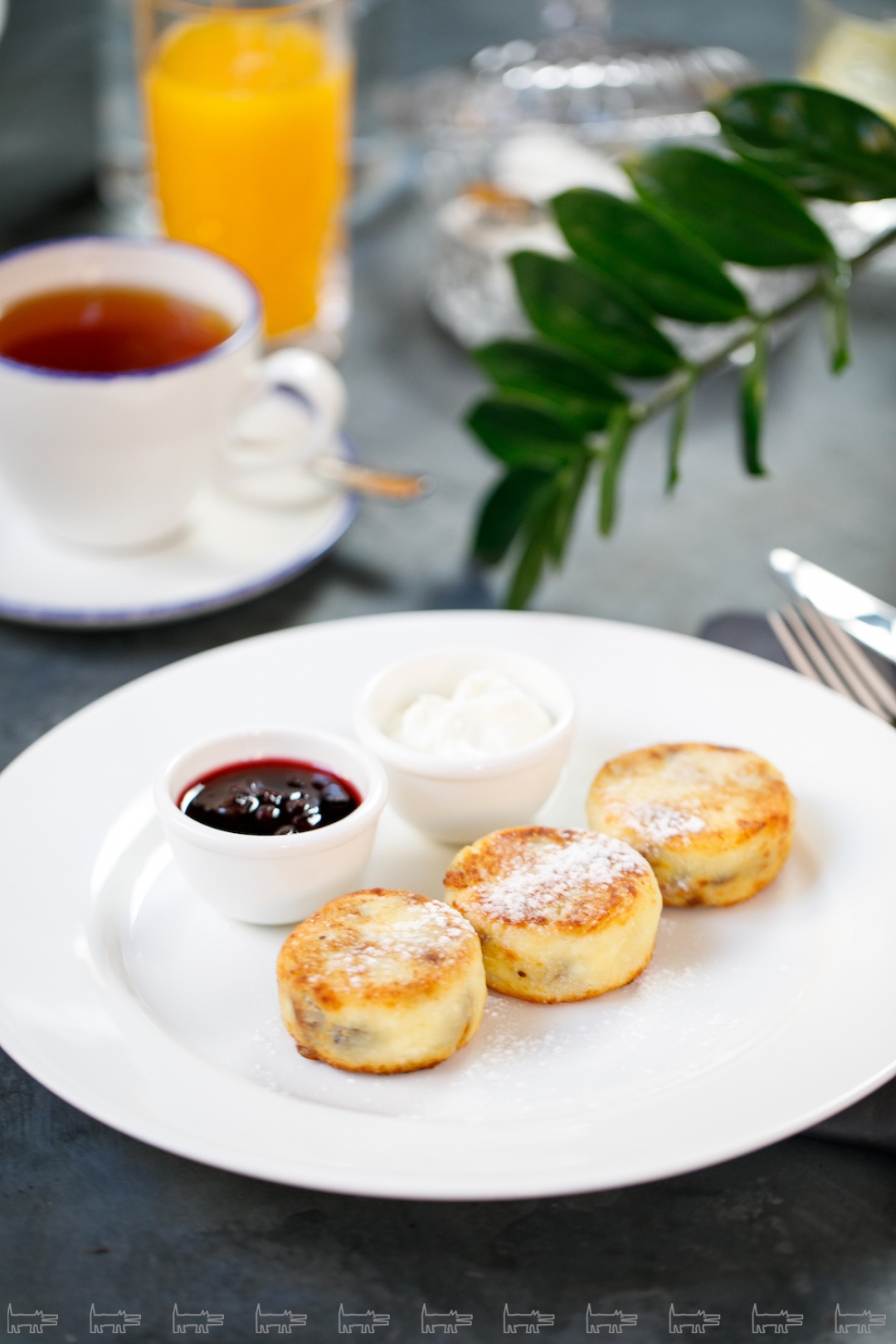 Домашние сырники с вареньем и сметаной