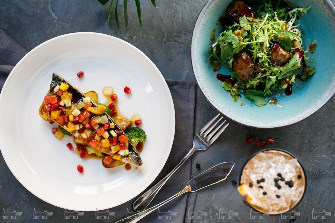 Жареная скумбрия с молодым картофелем и брокколи в азиатском соусе слева, теплый салат с куриной печенью в медово-горчичной заправке