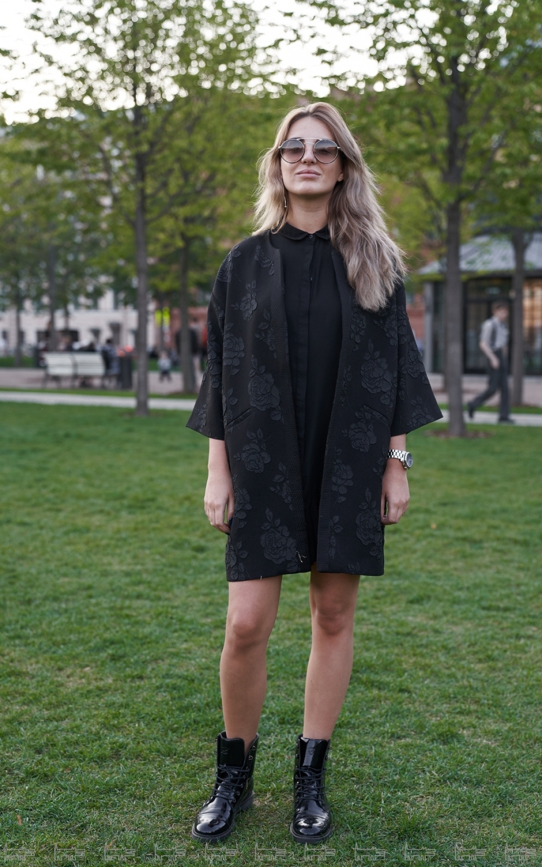 На Александре: платье, подаренное подругой, жакет H&M, купленный в Париже, ботинки, приобретенные в Цюрихе, серьги Daphne Jewellery, очки Prada.